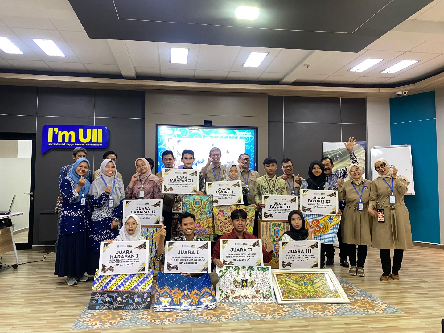 Foto_Lomba_Desain_Batik_Nasional_2025_Juara_Favorit_SMK_Texmaco_Semarang