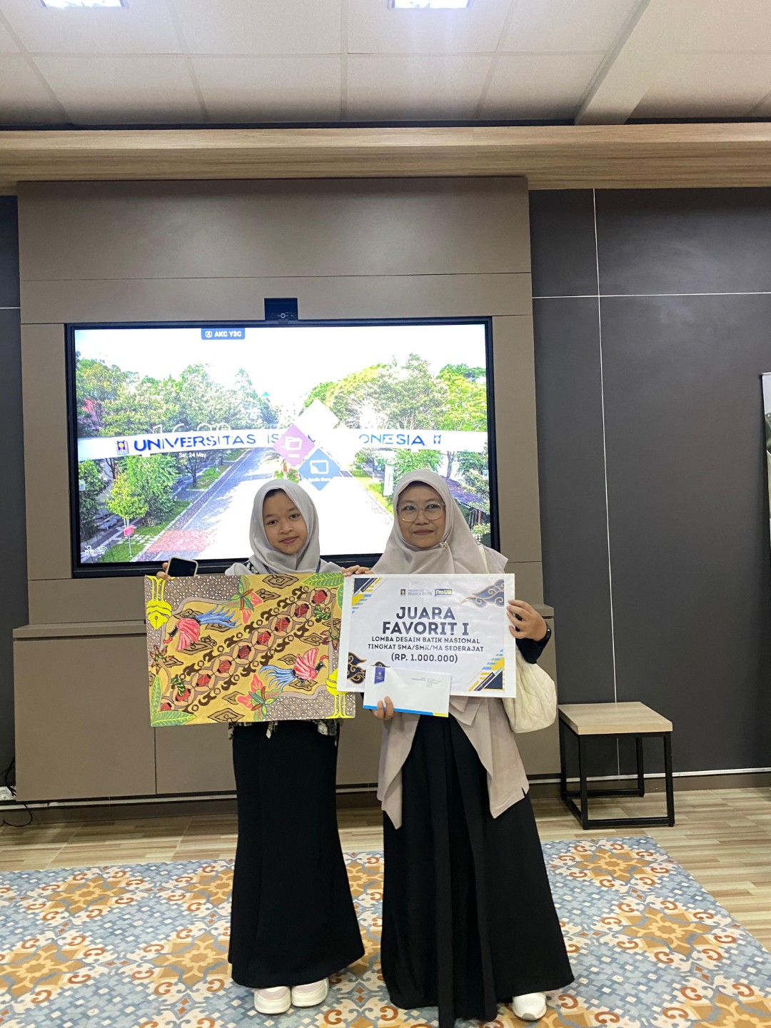 Foto Zahriyyati dan Guru Pendamping Bu Istin SMK Texmaco Semarang Saat Juara Lomba Desain Batik Nasional UII