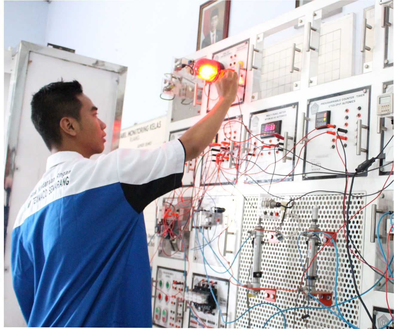 Teknik Elektronika Industri SMK Texmaco Semarang SMK Texmaco